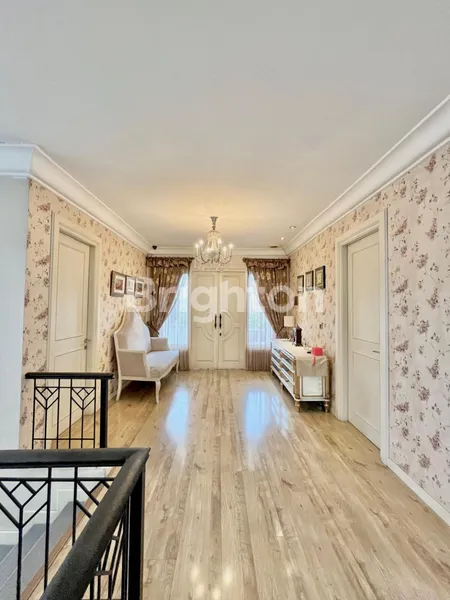 image TURUN HARGA BU, RUMAH CLASSIC MEWAH JEMURSARI REGENCY, LINGKUNGAN SANGAT PRIVATE DAN HOMEY, SELANGKAH DARI RAYA JEMURSARI, ONE GATE SYSTEM (2)