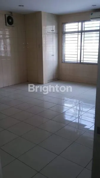 image RUKO 3 LANTAI LT 204M² DI JL SUTOMO (8)