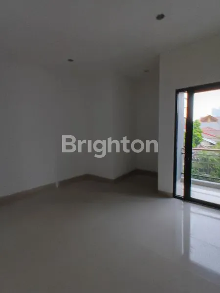 image RUMAH 2 LANTAI SEMI FURNISH DI KEMANGGISAN (4)