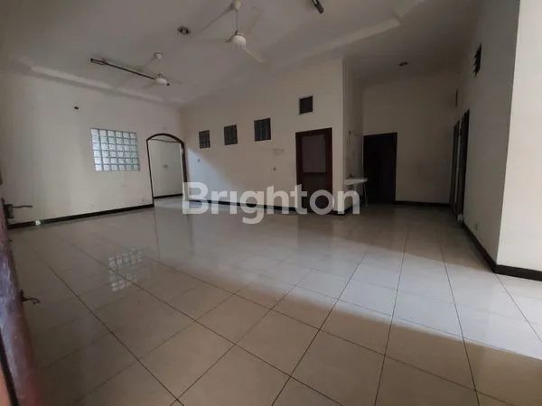 image RUMAH 2 LANTAI LOKASI ELITE SURABAYA TIMUR STRATEGIS DEKAT UNAIR MERR GALAXY MALL MANYAR PAKUWON CITY (1)