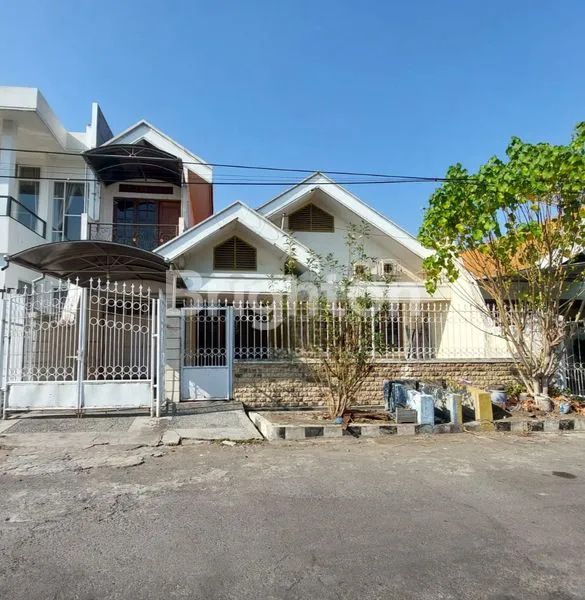 image RUMAH 2 LANTAI LOKASI ELITE SURABAYA TIMUR STRATEGIS DEKAT UNAIR MERR GALAXY MALL MANYAR PAKUWON CITY (6)