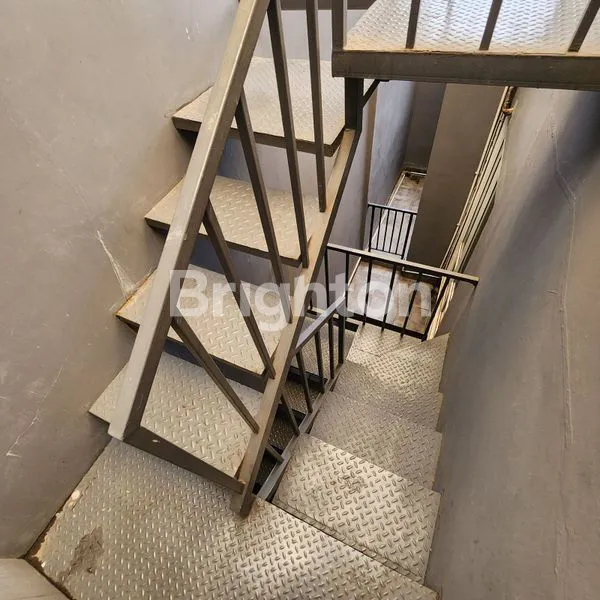 image RUMAH STRATEGIS 3 LANTAI DEKAT BUSWAY & LRT. NEGO HABIS. (8)