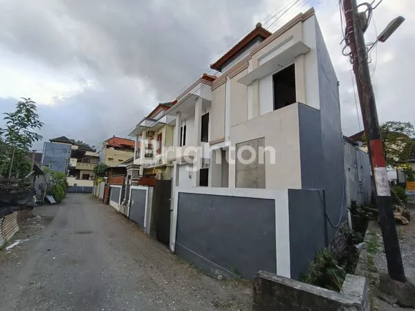 image BRAND NEW - HUNIAN DALAM PERUMAHAN JALAN KEBO IWA - DENPASAR BARAT 2 LANTAI 4 BR SHM (2)