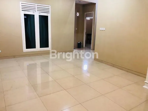 image DISEWAKAN HARGA TERJANGKAU RUMAH 3 KAMAR, GARASI 2-3 MOBIL, KEMANG UTARA, ROOFTOP VIEW, AC & KITCHEN SET (8)