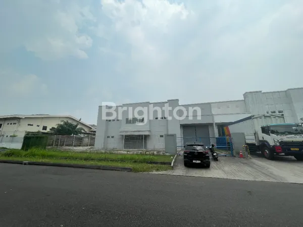 LOKASI EMAS! GUDANG SIAP PAKAI DI KAWASAN INDUSTRI MM2100, BEBAS BANJIR, PARKIRAN SUPER LUAS