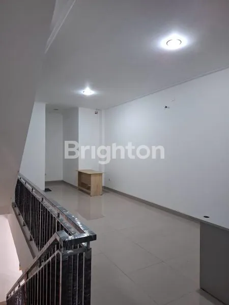 image RUKO LA RIVIERA PIK2 HADAP JALAN  (4)