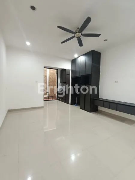 image RUMAH 3 LANTAI DEKAT TANJUNG DUREN, JAKARTA BARAT, LOKASI STRATEGIS (5)