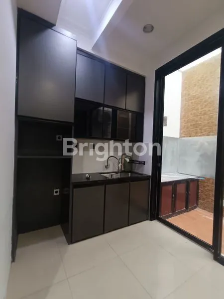 image RUMAH 3 LANTAI DEKAT TANJUNG DUREN, JAKARTA BARAT, LOKASI STRATEGIS (4)