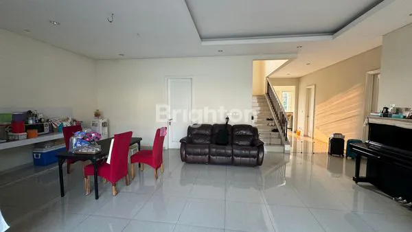 image RUMAH 2 LANTAI VIEW GOLF, SUVARNA SUTERA (2)