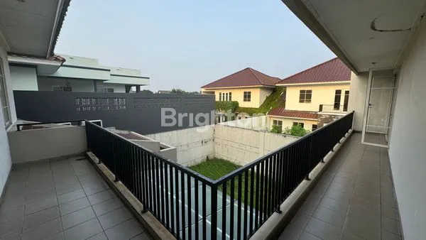 image RUMAH 2 LANTAI VIEW GOLF, SUVARNA SUTERA (6)