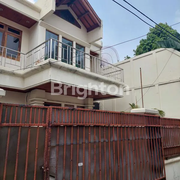 image RUMAH 2.5 LANTAI SHM, LOKASI PREMIUM (1)