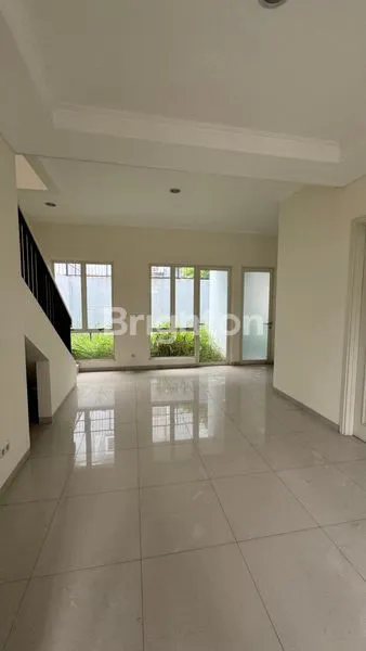image RUMAH 2 LANTAI SIAP HUNI, CLUSTER CHIARA, SUVARNA SUTERA, TANGERANG (2)