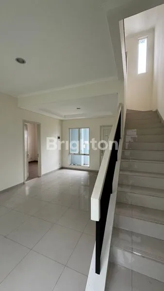 image RUMAH 2 LANTAI SIAP HUNI, CLUSTER CHIARA, SUVARNA SUTERA, TANGERANG (3)