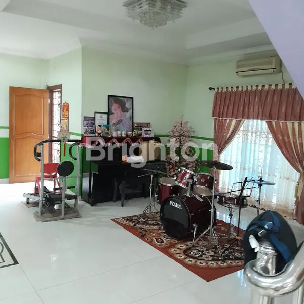 image DIJUAL RUMAH MEWAH 2 LANTAI SIAP HUNI (3)