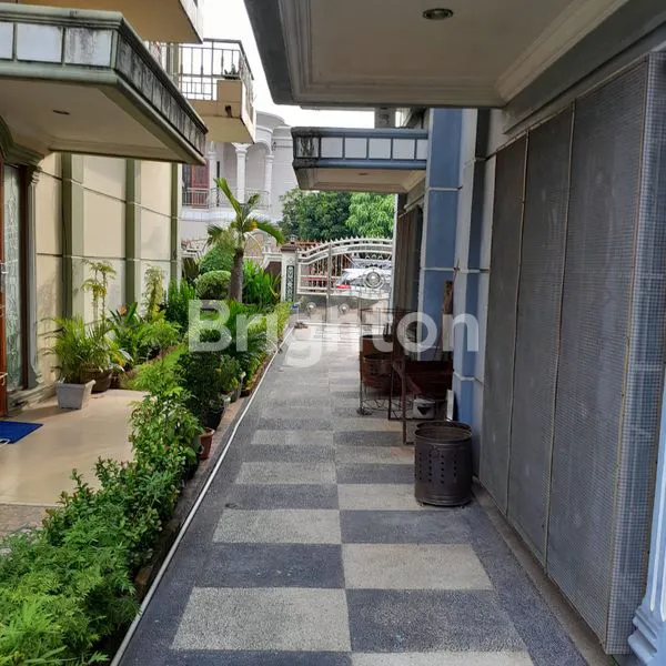 image DIJUAL RUMAH MEWAH 2 LANTAI SIAP HUNI (8)