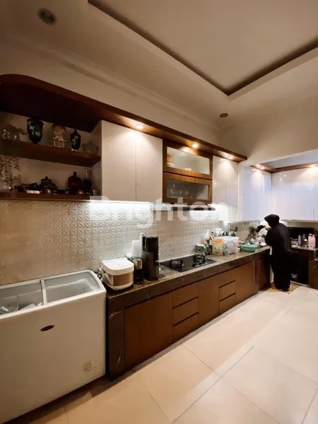 image RUMAH MEWAH 3 LANTAI 6 KT DI MERUYA (3)