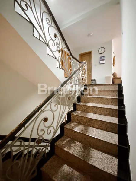 image RUMAH MEWAH 3 LANTAI 6 KT DI MERUYA (7)