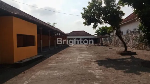 RUMA LAMA DENGAN HALAMAN YG SANGAT LUAS BISA UNTUK.USAHA