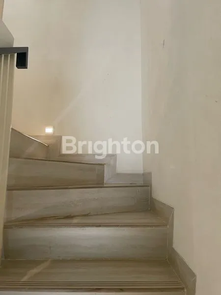 image RUMAH MEWAH 3 LANTAI KONSEP OPEN SPACE DI JAKARTA TIMUR (4)