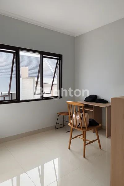 image RUMAH 2 LANTAI STRATEGIS SIAP HUNI DI TAPOS, DEPOK – SHM, 3 KAMAR, AKSES MUDAH KE TOL CIMANGGIS (3)