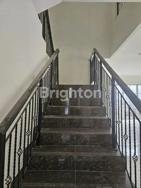 image RUMAH BESAR 2 LANTAI PAVILLIUM (4)