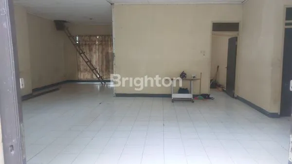 DISEWAKAN RUMAH HOOK LUAS DI TAMAN HOLIS, BANDUNG – AKSES 3 MOBIL, LINGKUNGAN AMAN & STRATEGIS