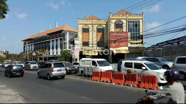 RUKO 3 LANTAI STRATEGIS DI PUSAT BISNIS TEUKU UMAR DENPASAR ADA HALAMAN LUAS DI BELAKANG