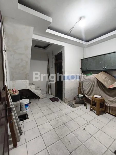 image DISEWAKAN RUMAH 3½ LANTAI DI KOMPLEK JEMBATAN DUA – SIAP HUNI, STRATEGIS DEKAT PIK & PLUIT, 28 JUTA/TAHUN (2)