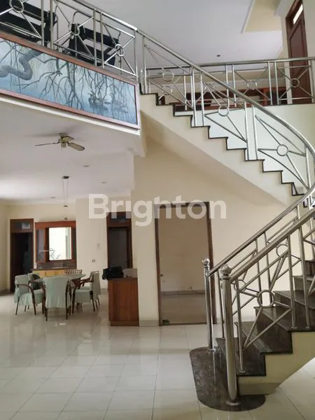 image RUMAH MEWAH 2 LANTAI SEMI FURNISHED SIAP HUNI  KEBON JERUK (4)