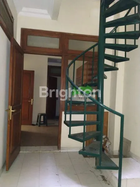 image RUMAH MEWAH 2 LANTAI SEMI FURNISHED SIAP HUNI  KEBON JERUK (5)