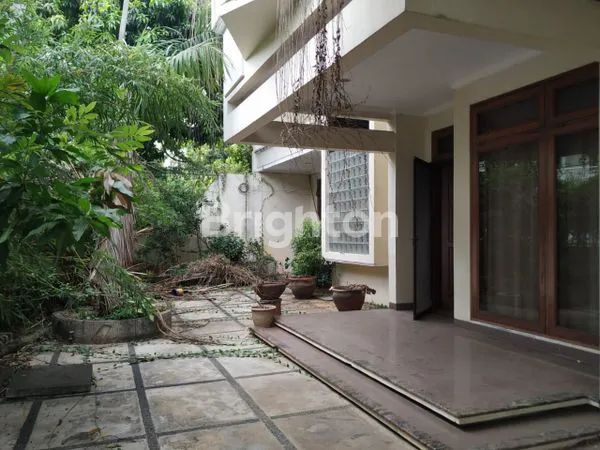 image RUMAH MEWAH 2 LANTAI SEMI FURNISHED SIAP HUNI  KEBON JERUK (3)