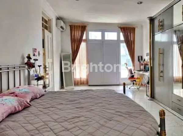 image RUMAH HOOK MEWAH SHM – 6+2 KAMAR, GARASI & CARPORT LUAS (5)