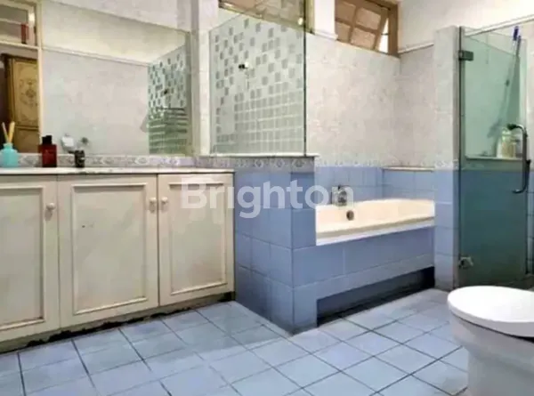 image RUMAH HOOK MEWAH SHM – 6+2 KAMAR, GARASI & CARPORT LUAS (8)