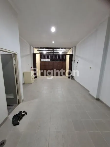 image RUKO JELAMBAR 3 LANTAI PINGGIR JALAN RAYA SEBELAH INDOMARET GROGOL JAKARTA BARAT (2)