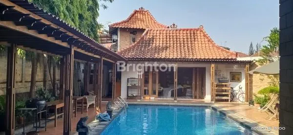 image RUMAH DENGAN KOLAM RENANG DI RIVERPARK BINTARO (2)