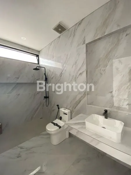 image RUMAH MEWAH MANYAR ISTIMEWA AKSES MUDAH KEMANA SAJA 3 MENIT KE JALAN RAYA MERR 1 MENIT KE JALAN RAYA MANYAR KERTOARJO ROW JALAN LEBAR  (2)