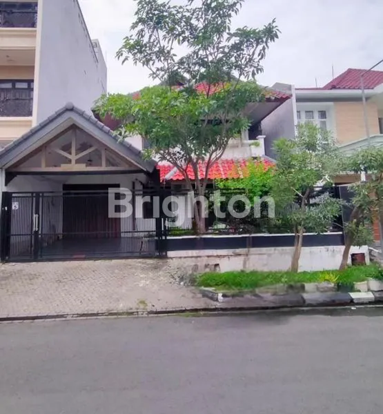 image LANGKA!!! LOKASI BOULEVARD PERUMAHAN PREMIUM SURABAYA TIMUR, RUMAH HITUNG TANAH STRATEGIS SELANGKAH KE RAYA MULYOSARI PAKUWON CITY ITS UNAIR KENJERAN KERTAJAYA DHARMAHUSADA INDAH MERR (1)