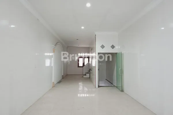 image RUMAH 3 TINGKAT PUSAT KOTA JALAN WARNI DALAM MEDAN (6)