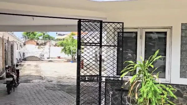 image RUMAH BEKAS RESTO NOL JALAN RAYA DARMO (2)