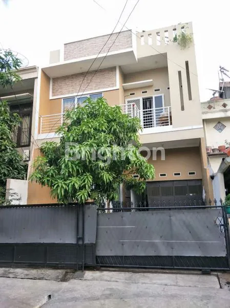 image RUMAH MODERN MINIMALIS 3 LANTAI SIAP HUNI LOKASI STRATEGIS DI KELAPA GADING TIMUR (1)