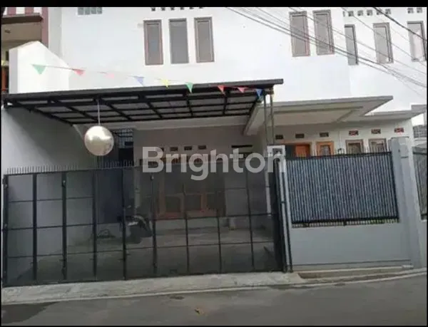 DISEWAKAN BANGUNAN BARU 2 LANTAI PERUMAHAN SARIJADI