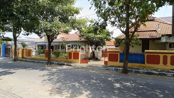 image RUMAH LUAS 2 LANTAI DENGAN RUMAH WALET DI TENGAH KOTA JOMBANG (1)
