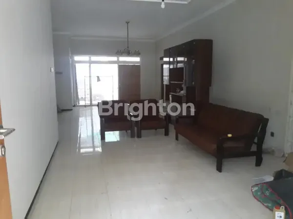 image RUMAH SECOND DI GAYUNG KEBONSARI COCOK UNTUK RUMAH USAHA, LOKASI STRATEGIS, SELANGKAH KE JALAN RAYA GAYUNG KEBONSARI (3)