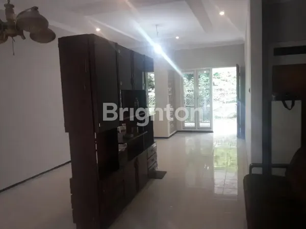 image RUMAH SECOND DI GAYUNG KEBONSARI COCOK UNTUK RUMAH USAHA, LOKASI STRATEGIS, SELANGKAH KE JALAN RAYA GAYUNG KEBONSARI (4)