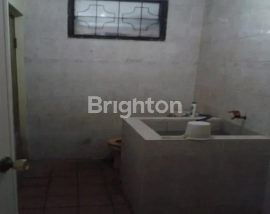 image DIJUAL RUMAH 2 LANTAI DI SARANGAN ATAS LOWOKWARU MALANG, DEKAT UNIBRA DAN HOTEL TERNAMA (AMARIS & SANTIKA), LUAS 191 M² DAN 6 KAMAR TIDUR COCOK UNTUK INVESTASI PROPERTI, SHM, HOOK, HADAP BARAT UTARA, HARGA NEGO SAMPAI JADI! (5)