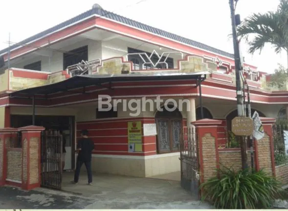 image DIJUAL RUMAH 2 LANTAI DI SARANGAN ATAS LOWOKWARU MALANG, DEKAT UNIBRA DAN HOTEL TERNAMA (AMARIS & SANTIKA), LUAS 191 M² DAN 6 KAMAR TIDUR COCOK UNTUK INVESTASI PROPERTI, SHM, HOOK, HADAP BARAT UTARA, HARGA NEGO SAMPAI JADI! (1)