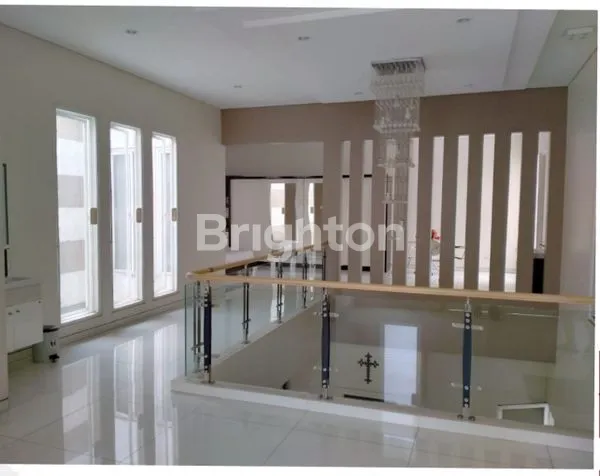 image RUMAH MEWAH 2 LANTAI DI CITRALAND, LT 240M² (7)