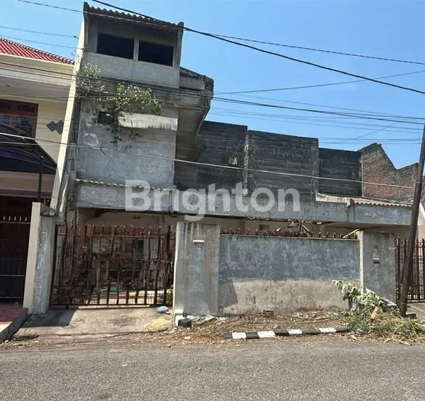 image RUMAH 3 LANTAI HITUNG TANAH LOKASI STRATEGIS DEKAT SIMO KUPANG SUKOMANUNGGAL SATELIT INDH (1)