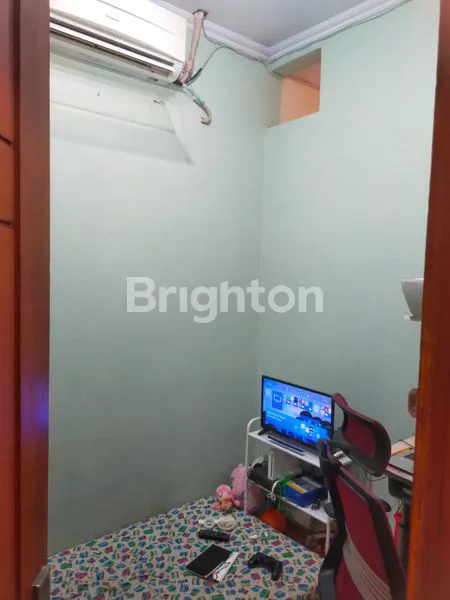 image RUMAH 3 LANTAI DI PUSAT KOTA KEMAYORAN – LOKASI STRATEGIS, BEBAS BANJIR, HARGA 650 JUTA NEGO (4)