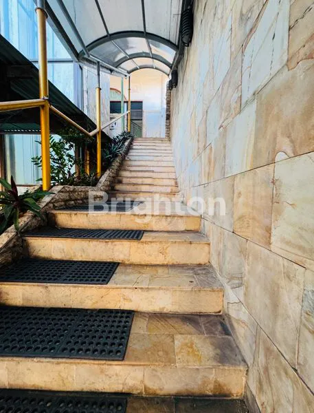 image DISEWAKAN GEDUNG ATAU RUKO 3 LANTAI SANGAT LUAS DI KEROBOKAN NEAR SEMINYAK BALI (7)